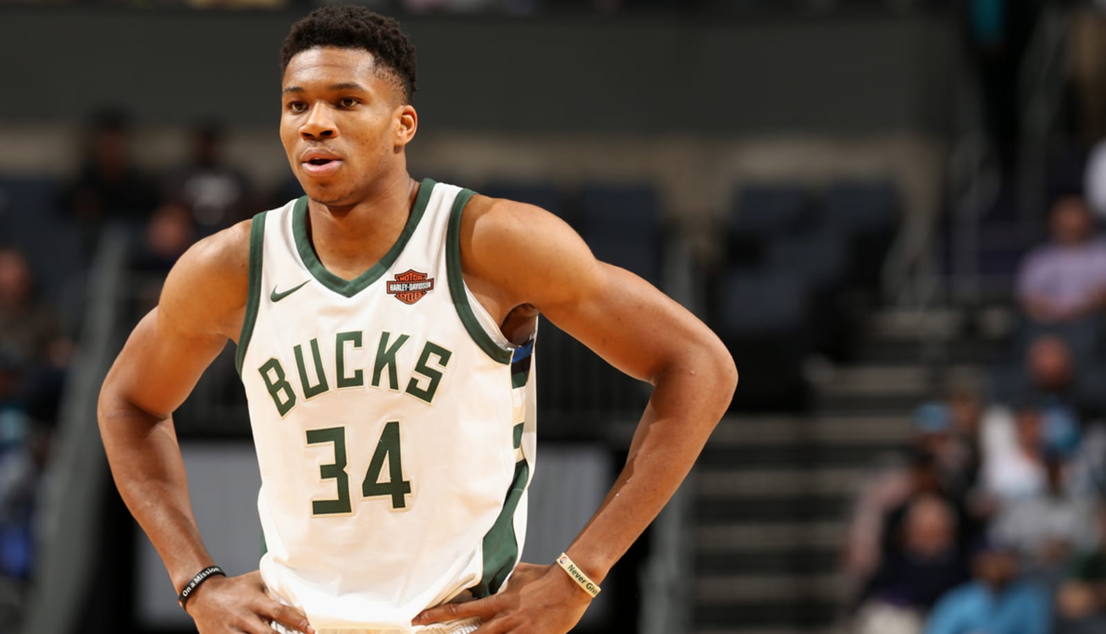 Giannis Antetokounmpo(ヤニス・アデトクンボ)の初のシグネーチャー