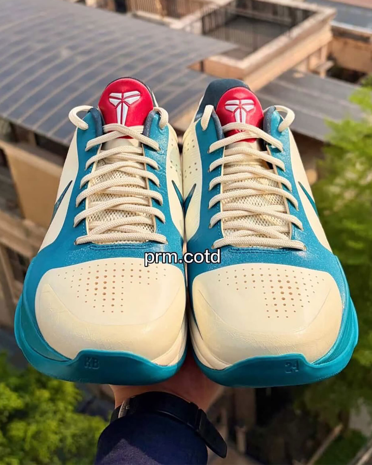 Caitlin Clark x Nike Kobe 5 Protro Coconut Milk サイドビュー