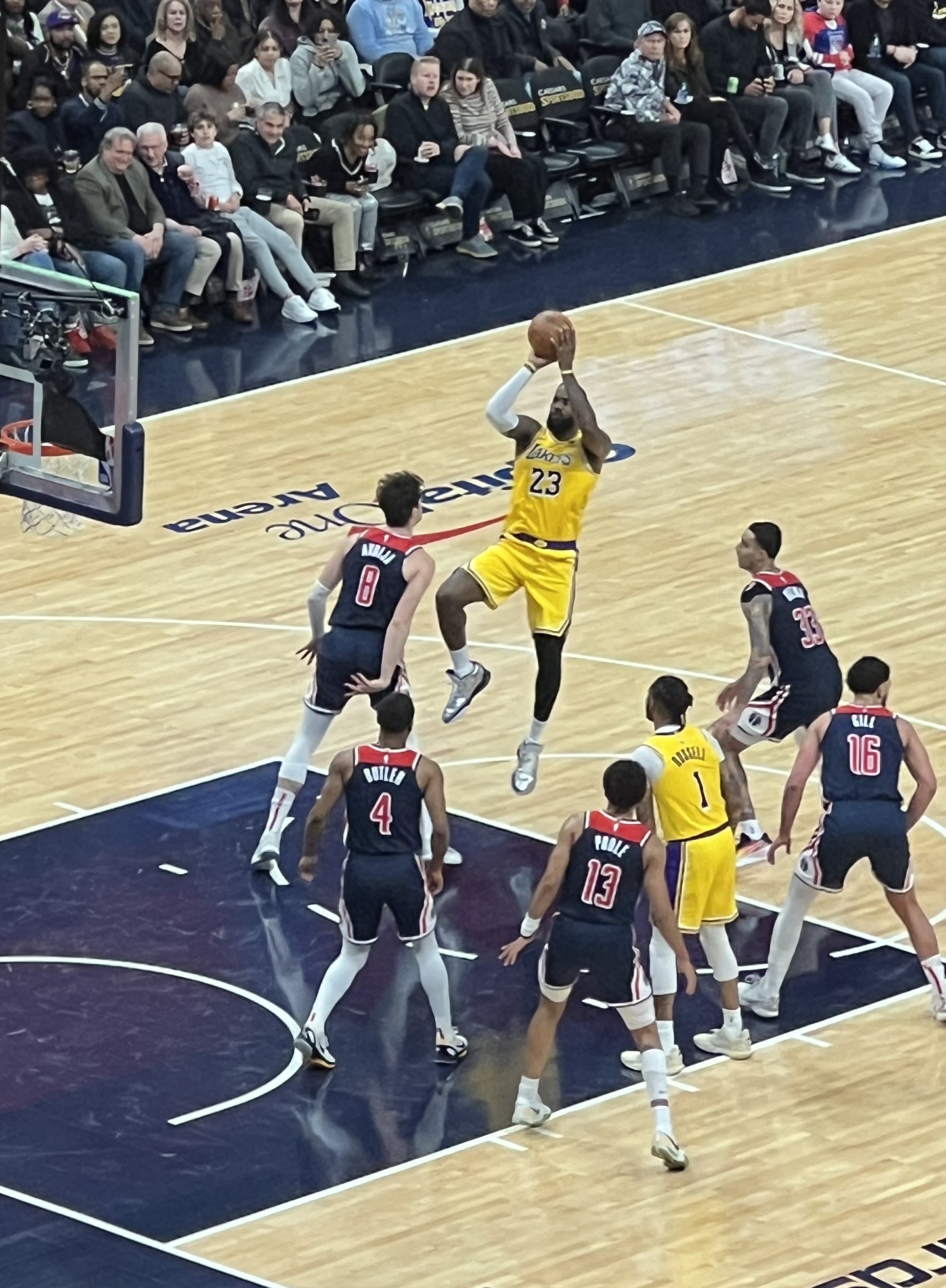 レブロン・ジェームズのプレー写真