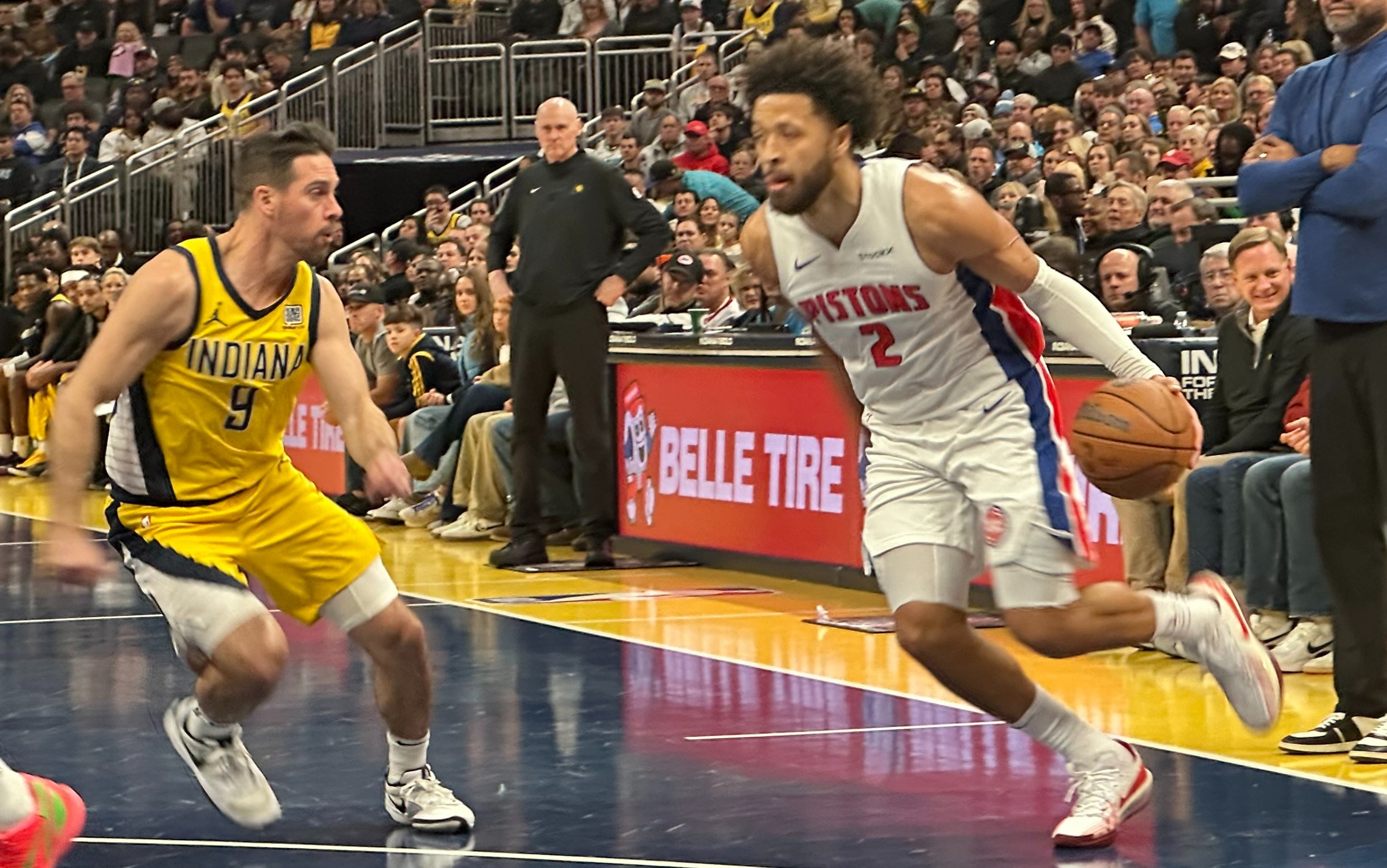 ケイド・カニングハム（デトロイト・ピストンズ）がドライブするシーン