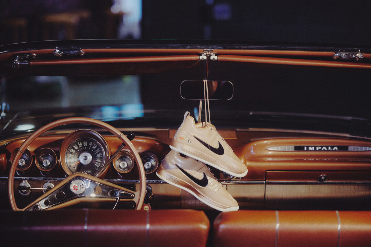 Chevrolet × Nike Book 2「Pretty Penny」が8月26日グローバル発売！ブッカーの1959年インパラを纏うシャンパンゴールド【IO9841-900】