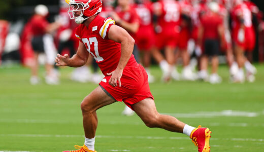 トラビス・ケルシーがAir Jordan 10「Chiefs」PEクリーツを披露！NFLキャンプに現れたJumpmanの遺伝子
