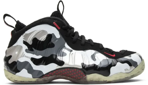 Nike Air Foamposite One「Fighter Jet」が2027年秋に復活へ！ブラック×グレーのカモ柄にハイパーレッドを差す$240、ペニーの1 Centロゴ入り【JU5867-001】