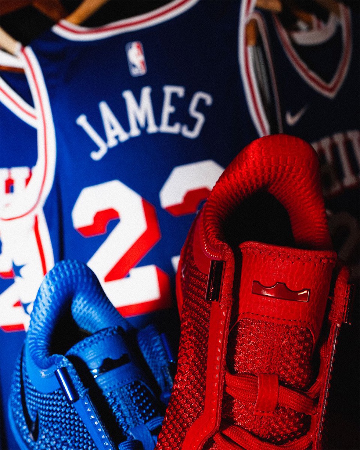 赤と青のNike LeBron 24 QS 76ers